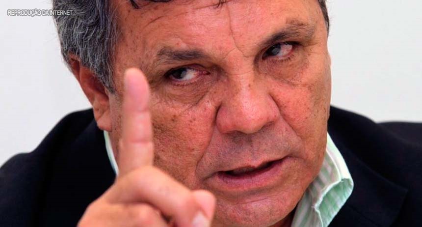 Ô Inferno pra ter cão! Uma suposta possibilidade do ex-governador José Roberto Arruda, sair candidato ao Buriti, começa a produzir uma briga de foice dentro do PL. O ex-deputado Alberto Fraga (foto) deixa claro que não aceita Flávia Arruda, caso opte a ser candidata a deputada federal com o apoio do marido