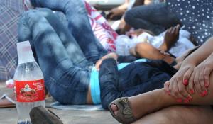Brasília - Fila de familiáres para pegar senha para visita no dia seguinte