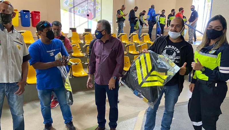 SEGURANÇA PARA A VIDA| DER doa 800 coletes refletivos para motofretistas do Distrito Federal