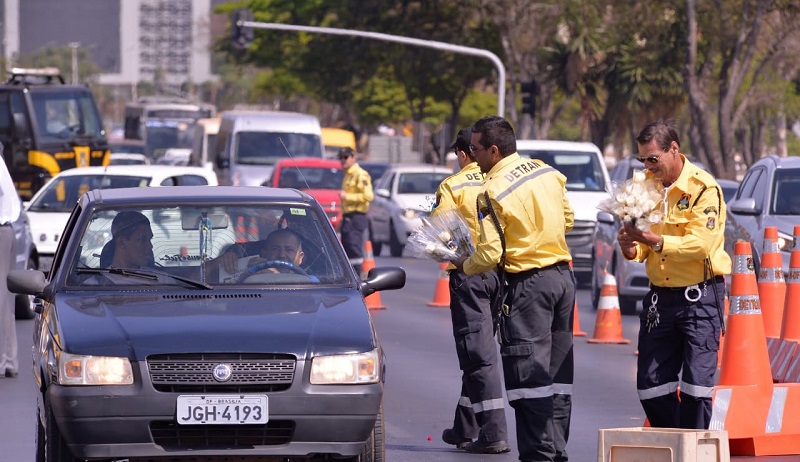 Agentes de trânsito comemoram seu dia com homenagem à população-RADAR-DF