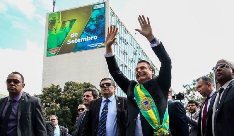 Sem desfile, Bolsonaro cumprimenta populares em solenidade de 7 de Setembro