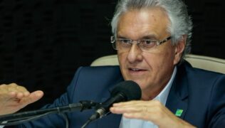 O governador de Goiás afirmou ao RADARDF que nenhum governador no Brasil teve a pretensão e a mesquinhez do  governador de São Paulo ao propor uma situação como essa. "Ele está tentando trocar a vida pelo voto", disse