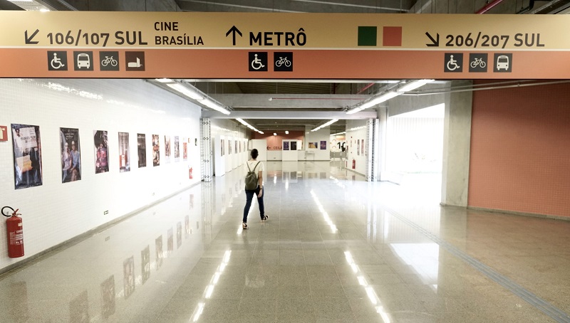A exposição “Cartazes Cine Brasília”, reúne 40 peças, na Estação de Metro 106/107 Sul