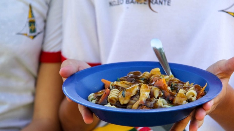 Os beneficiários da Bolsa Alimentação recebem proporcionalmente ao número de dias em que o estudante estaria na escola. São 19 dias letivos em novembro e 17 em dezembro