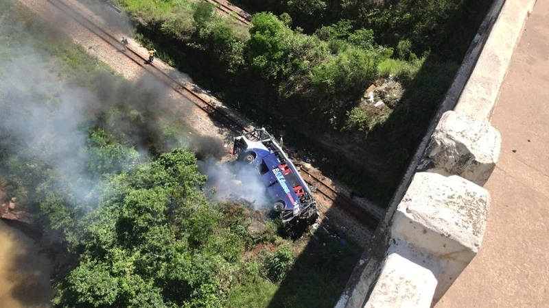 O motivo do acidente ainda não foi identificado pela polícia, mas um caminhão também estaria envolvido na ocorrência.