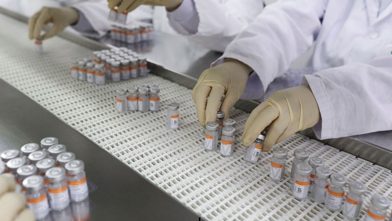 As vacinas entregues em maio foram produzidas a partir de 3 mil litros de insumos recebidos no dia 19 de abril.