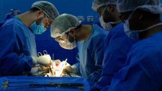 Desde fevereiro, os procedimentos haviam sido suspensos, sendo autorizados somente nas especialidades de oftalmologia, oncologia, cardiologia, transplantes, além dos judicializados