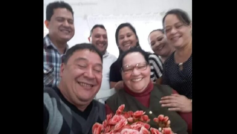 Cecília Almeida, de 69 anos (centro), perdeu o marido e cinco filhos para a covid. Tudo isso aconteceu em menos de 40 dias de luta pela vida