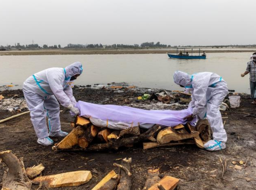 Casos de fungos que atacam os milhares de indianos na segunda onda que da  covid-19, aumenta o número de mortos e corpos estão sendo descartado a beira do rio Ganges