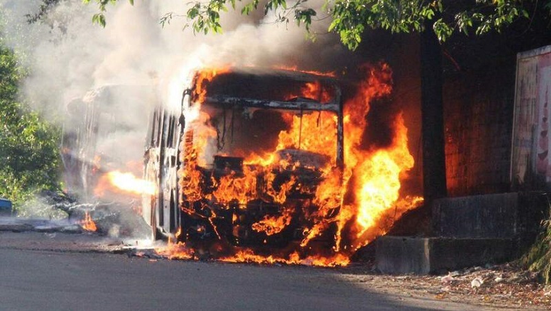 Cerca de 14 ônibus e três viaturas foram incendiadas pelos criminosos. Até agora 16 pessoas foram presas