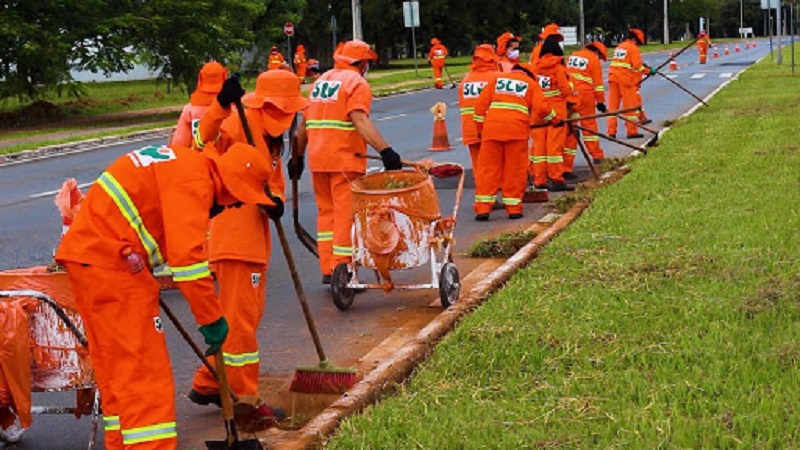 São inicialmente 300 doses por dia para atender aos trabalhadores das três empresas que fazem o serviço de limpeza no DF