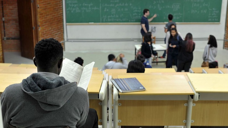 Para concorrer às bolsas integrais, o estudante teve que comprovar renda familiar bruta mensal, por pessoa, de até um e meio salário mínimo.