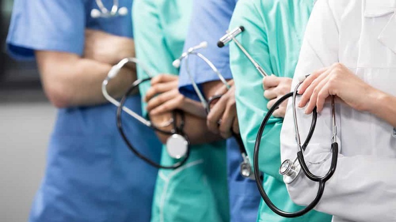 Médicos receberão R$ 12.654,00, enquanto enfermeiros ganharão R$ 6.110,00 e técnicos em enfermagem terão salário de R$ 2.892,50.