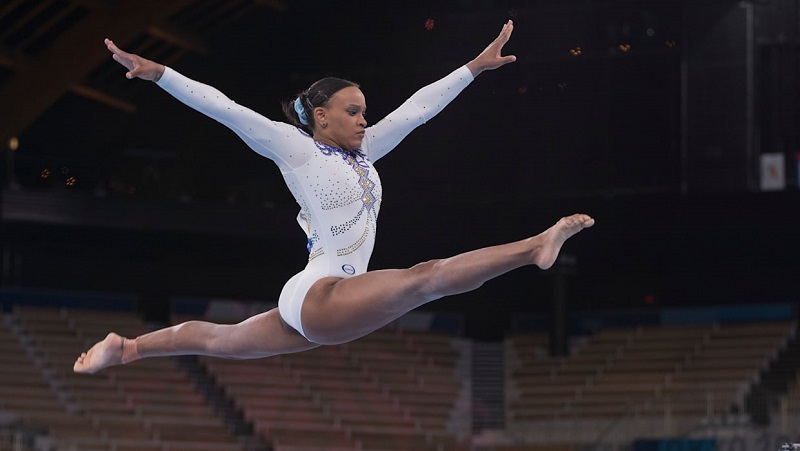 Depois da sua primeira medalha no individual geral, de prata,  Rebeca Andrade conquista o título Olímpico com a medalha de ouro no salto