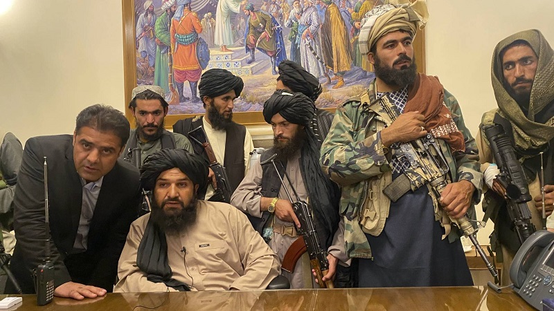 Talibã volta a controlar o Afeganistão e leva centenas de cidadãos a tentar fugir do país.