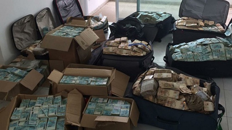 As malas cheias de dinheiro foram encontradas em um imóvel pertencente ao ex-ministro. A grana é furto da corrupção contra os cofres públicos