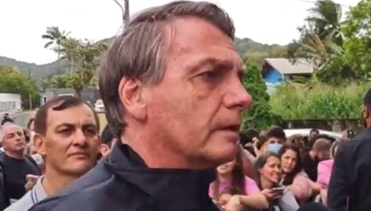 Conforme o protocolo, quem for aos estádios deve apresentar carteira de vacinação com às duas doses da vacina contra Covid-19 ou com uma dose e um teste de PCR com o resultado negativo. Bolsonaro não apresentou