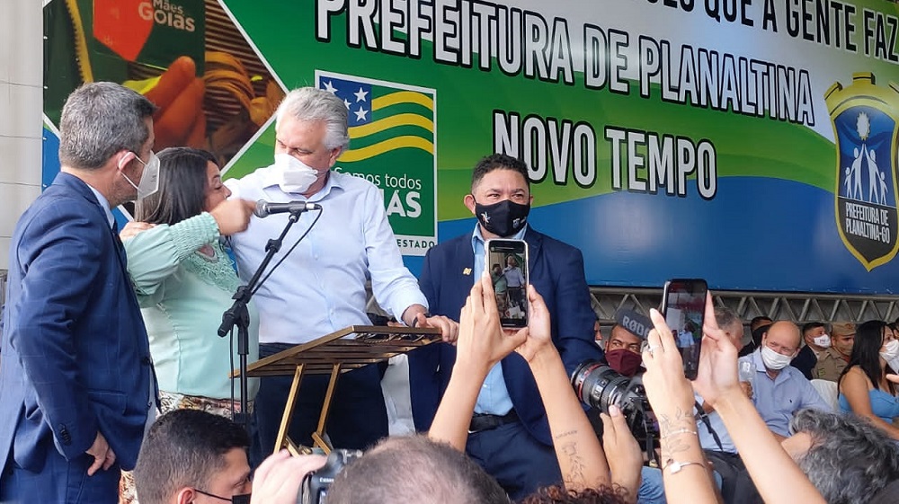 Em grande festa, o governador Ronaldo Caiado é recebido em Planaltina durante a entrega de mais de 2 mil cartões do 