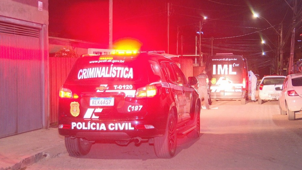 Uma equipe da Polícia Militar, chamada ao local, encontrou a vítima sem sinais vitais em uma rua da Vila Cauhy. O crime ocorreu na madrugada desta quinta-feira (28)