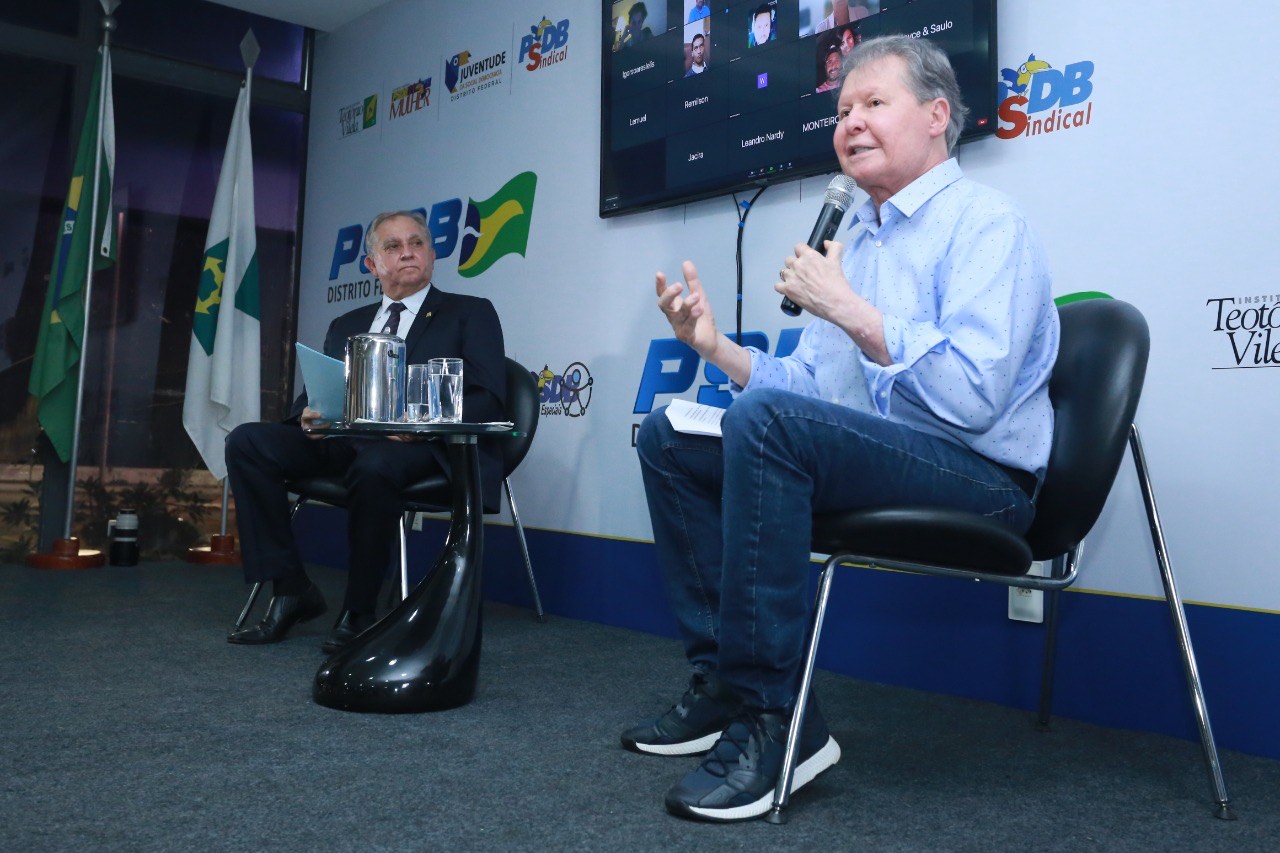 Ao lado do senador Izalci Lucas, o ex-senador e presidente do PSDB do Amazonas, Arthur Vigílio participou da reunião com os tucana de Brasília 