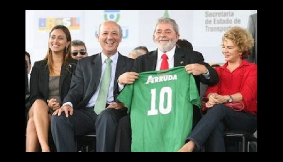 Como todos dizem, a política muda como nuvens. Na velha moldura aparece Flávia, o marido Roberto Arruda, Lula e a mulher Marisa Letícia