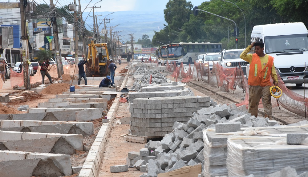 São 3,8 quilômetros de vias que passam por drenagem e terraplanagem para receber 29 mil metros quadrados de material que vai garantir melhor desempenho e durabilidade