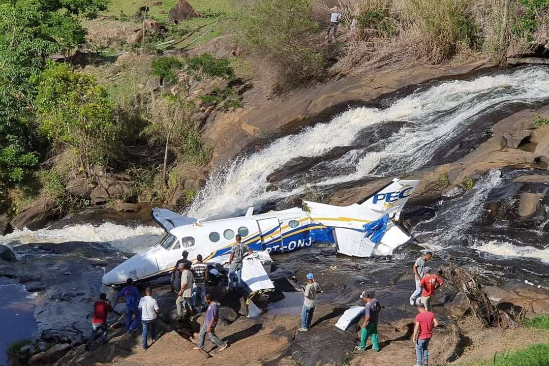 Uma equipe do Corpo de Bombeiros informou haver um forte odor de combustível no local, mas não apresenta chamas nem há risco de submersão da aeronave''. Apenas uma pessoas foi constada como morta ate agora