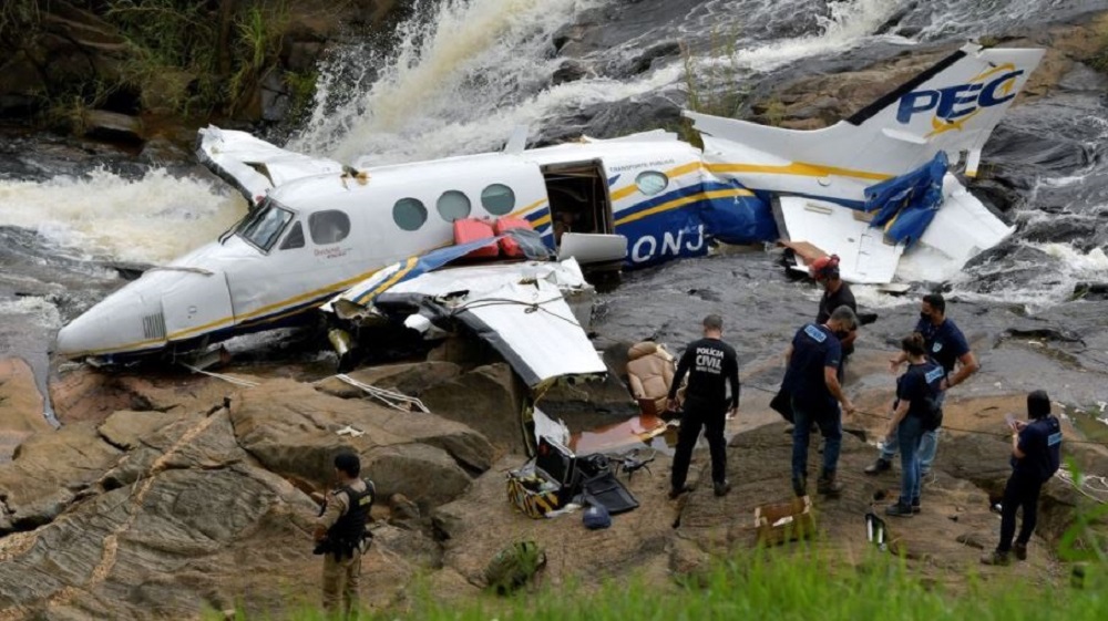 A remoção dos destroços da aeronave começou de manhã e foi levado para um patio no aroporto de Caratiomnga onde sera feita a pericia para descobrir a causa da queda do avião.
