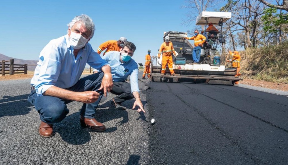 O governador de Goiás, vistoria a obra tocada pela Goinfra que engloba ainda, sinalização de quase 3,8 mil quilômetros, com recursos da ordem de R$ 41 milhões