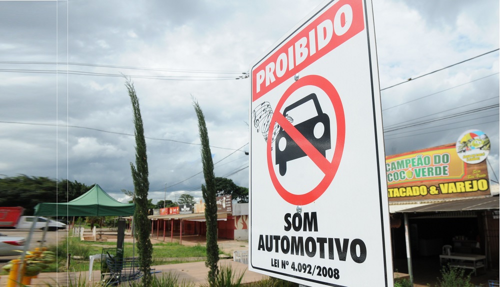 A medida indicada pela placas espalhadas pelo parque de Taguatinga visa acabar com o som alto dos carros, o que causava reclamação por parte dos moradores da vizinhança