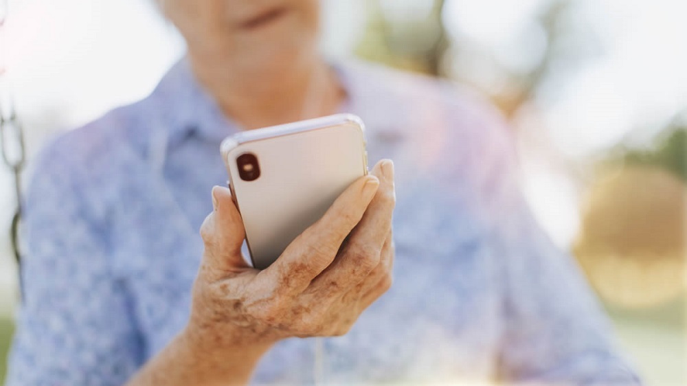 No celular, é necessário instalar o aplicativo Gov.br, por meio do qual é realizada a validação facial