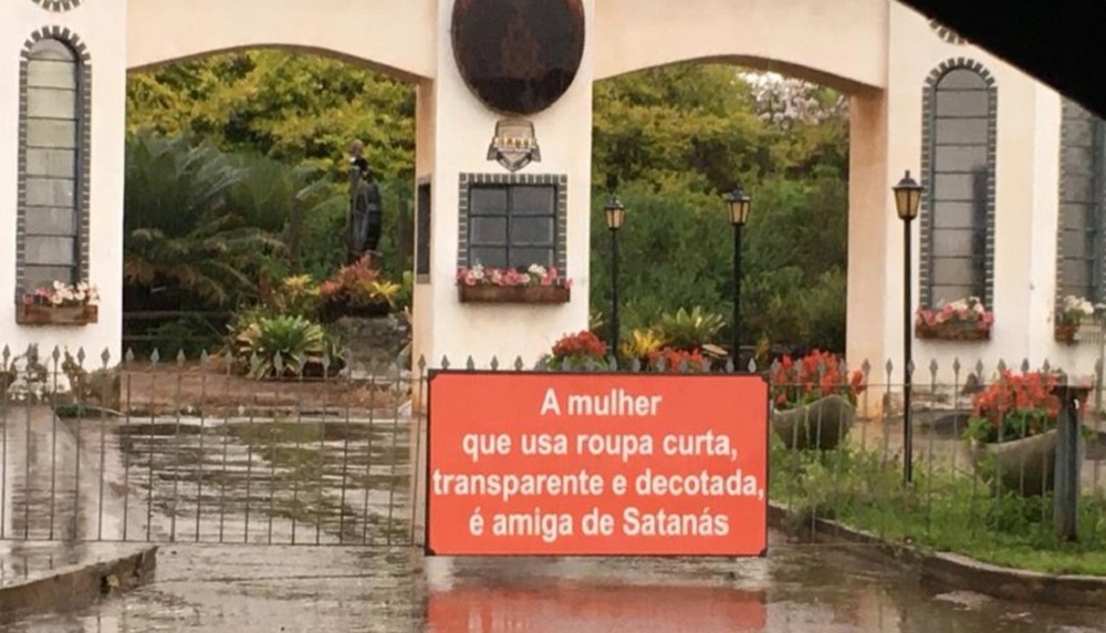 As placas com estas frases foram espalhadas em portas de igrejas e mosteiros de  um povoado de Anápolis, distante 60 quilômetros de Goaiânia, capital de Goiás