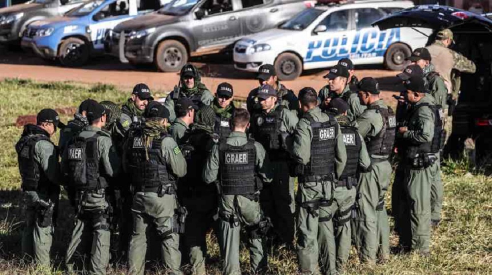 Cem policiais, além de drones, helicópteros, cães farejadores e viaturas serão empregados a partir de hoje na captura do assassino em série, Anderson Protácio que estaria escondido na região de  Abadiânia de Goiás