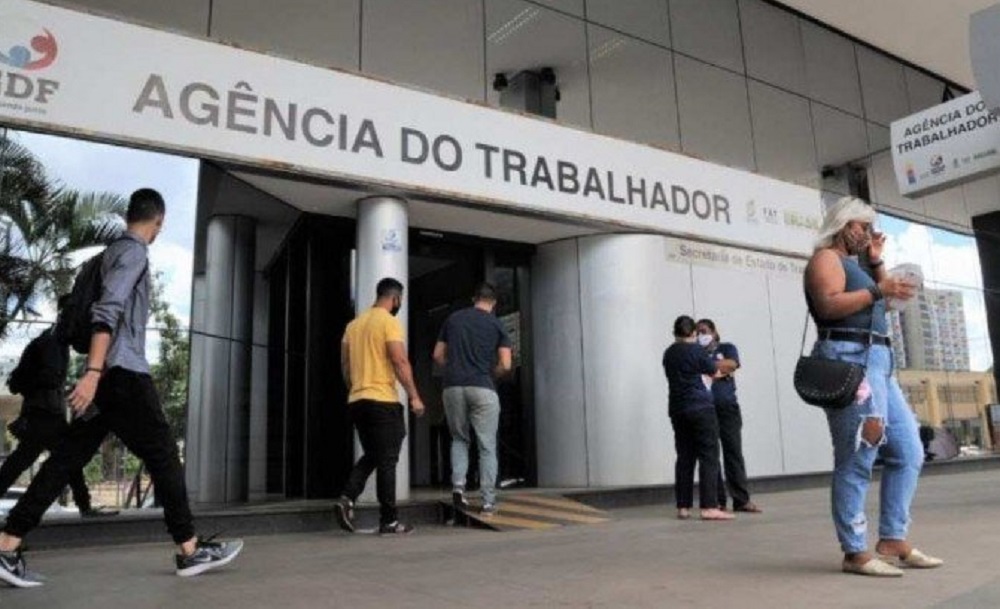 Para se candidatar, há dois caminhos: presencial, indo a uma das 14 agências, de segunda a sexta-feira, das 8h às 17h, ou pelo aplicativo Sine Fácil.