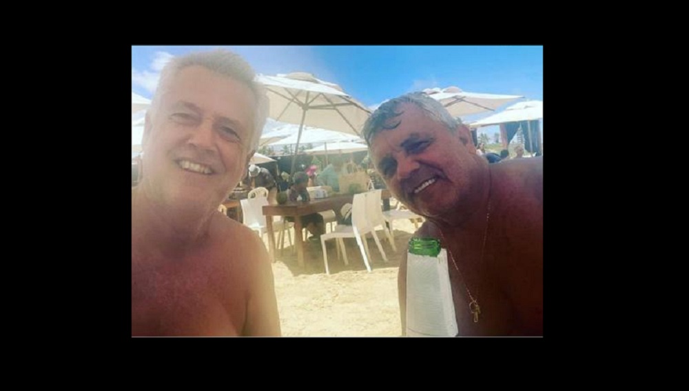 Quem diria! O ex-governador Rodrigo Rollemberg e o ex-deputado Alberto Fraga se encontram em uma praia de Aracaju. Entre uma cerveja e outra os dois  planejam a volta ao poder político do DF
