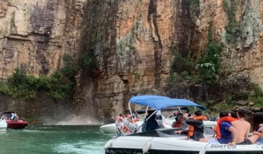 Um vídeo foi feito  no momento da queda da pedra, sobre as embarcações que passavam no local, Veja!