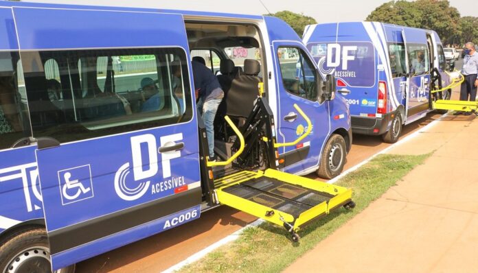 Agora as vans que transportam gratuitamente pessoas com deficiência e mobilidade reduzida severa tem permissão para trafegarem nas faixas exclusivas do Distrito Federal
