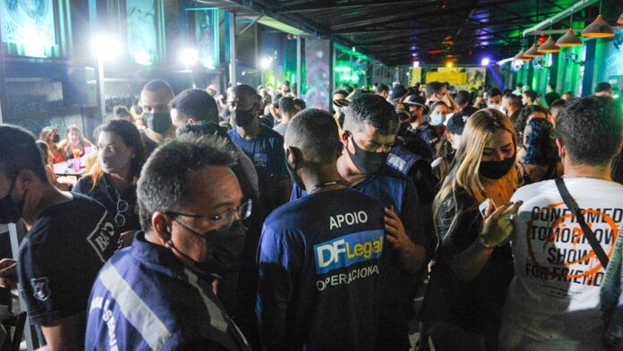 A operação do GDF e MPDFT iniciada ontem, se estenderá por todo o período de carnaval, cujas festas estão proibidas no DF, devido ao avanço da Covid. Um bar lotado de pessoas foi fechado e multado em R$ 4 mil