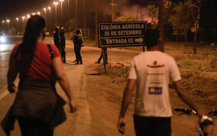 O 26 de setembro é uma área não regularizada. Por isso, não pode receber ainda infraestrutura definitiva, como asfalto, esgoto e equipamentos públicos.