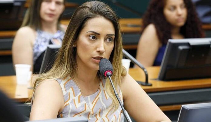 A deputada e ministra Flávia Arruda,  teve o nome confirmado pelo presidente, Jair Bolsonaro, para disputar o Senado na chapa majoritária comandada pelo governador Ibaneis Rocha(MDB) que irá à reeleição