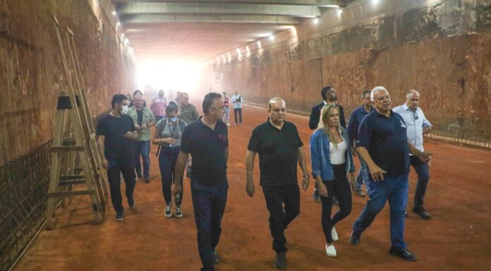 O governador visitou a maior obra viária em construção no país, o Túnel de Taguatinga, e depois esteve na Praça do DI. Ibaneis  ficou impressionado com a grandiosidade da obra que será concluída ainda este ano