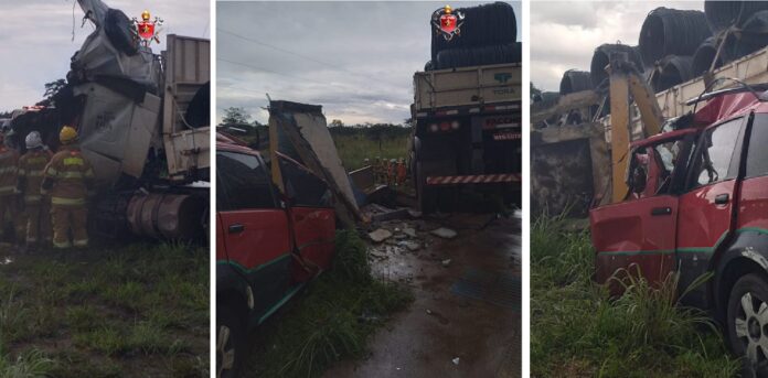 O choque violento entre dois veículos, levou a óbito três pessoas, que viajavam em um carro pequeno, e deixou gravemente ferido o motorista de uma carreta carregada de cabo de fibra ótica