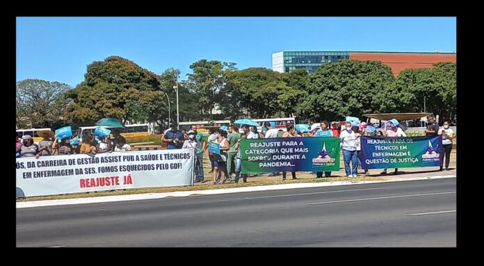 Em época de eleição a politicagem corre solta, mesmo aquelas comandadas pelos que se dizem aliados do governo, como o deputado distrital Jorge Vianna. Ele convocou servidores da saúde para pressionar Ibaneis, mas o movimento de Vianna fracassou. Saiba por quê