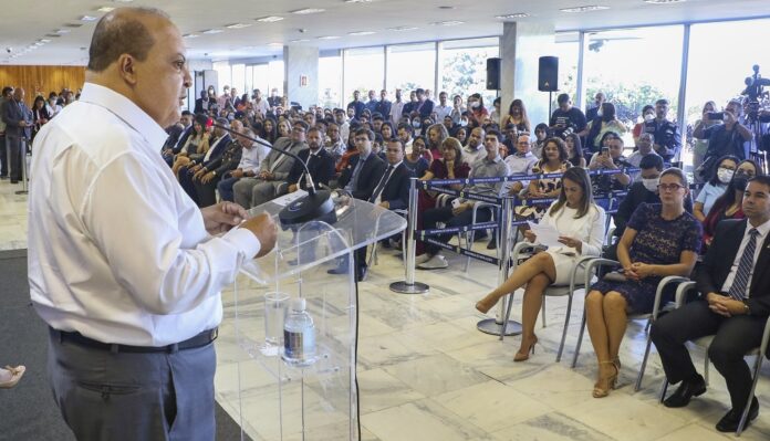 PGDF supre carência de funcionários aposentados com chamamento e prepara concurso para 65 procuradores. Durante a posse, o governador Ibaneis Rocha afirmou: “A PGDF estará mais forte com a presença dos técnicos e analistas”