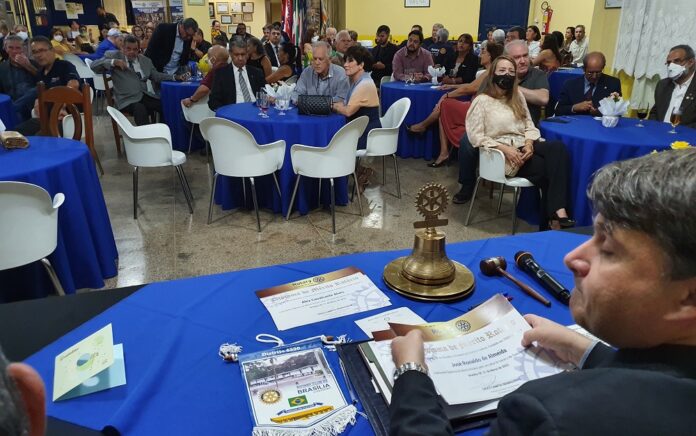 A primeira festiva do ano, apos um longo período de abstinência social, devido à pandemia, foi comandada pelo presidente do Rotary Club de Brasília, Saulo Branquinho, na noite desta quinta-feira(01/02)