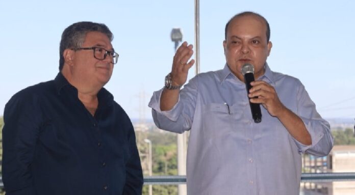 Afonso Assad, presidente da Asbraco, destacou que o governo de Ibaneis Rocha (ao microfone), conseguiu ter um diálogo aberto com a construção civil e que, mesmo durante a pandemia, atuaram como parceiros para a manutenção das obras tão necessárias para o DF.