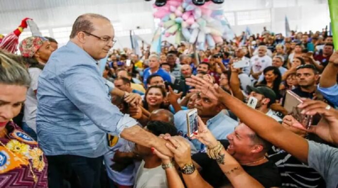 A pesquisa comendada pela Record TV, revela, mais uma vez, a forte liderança do governador Ibaneis Rocha na disputa pelo seu segundo mandato à frente do Buriti. O emedebista ganha em todos os cenários de seus prováveis concorrentes