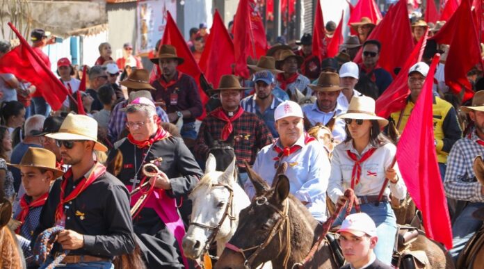 Além do governador Ibaneis Rocha e do deputado Cláudio Abrantes, participaram do encerramento da Festa do Divino o vice-governador, Paco Brito; a deputada federal Flávia Arruda; o deputado distrital Agaciel Maia, entre outras autoridades políticas.