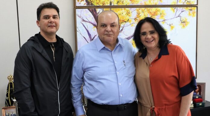 Essa foto pode dizer tudo: entre o presidente do Republicanos, Wanderley Tavares e a ex-ministra Damares Alves, o governador Ibaneis Rocha revela que não ficará de quem quer que seja. O recado está dado