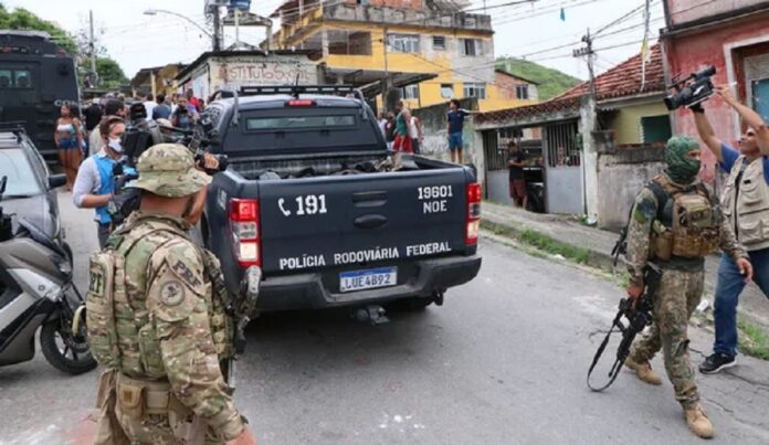 A decisão da justiça ocorreu em detrimento de uma operação em que a PRF participou, em 23 de maio, realizada na comunidade da Vila Cruzeiro, na Zona Norte do Rio, que terminou com 23 mortos.